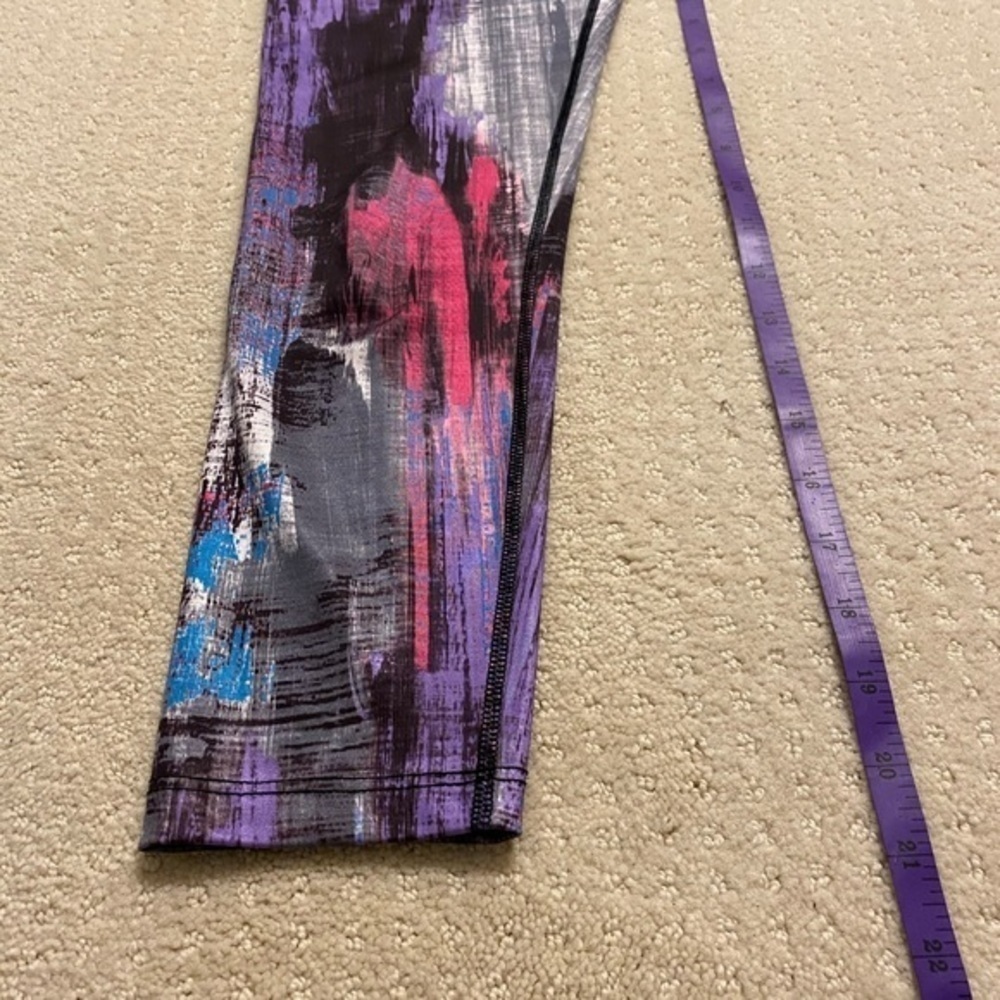 Women’s Beyond Yoga Capri Multi-Colored Leggings - Picture 7 of 7